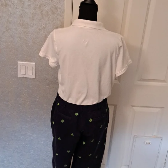 Briggs New York Size 12 cropped pants with small green frogs and White Button Do - Picture 6 of 8
